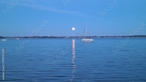 Foto Un magnifique lever de (pleine) lune au-dessus du bassin d'Arcachon (Aquitaine,