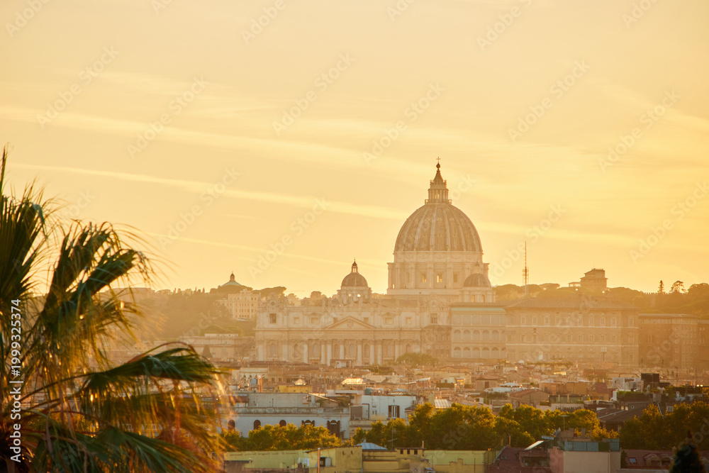 Obraz premium St Peter's Dome and the skyline of Naples, Italy
