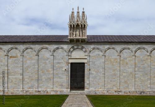 Schilderij op canvas Central View of the Historic Marble Facade and Decorative Gothic Pinnacle of the
