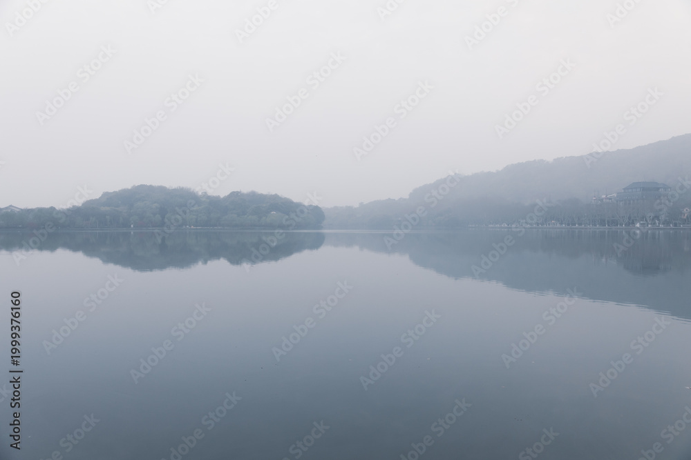 Fototapeta premium The mountain reflections in West Lake, Hangzhou at dawn