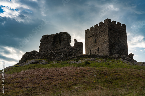 Fotografía Dolwyddelan Castle keep and crumbling curtain walls on a rocky hilltop beneath a