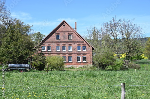 Traditionelles Schaumburger Bauernhaus aus roten Ziegelsteinen