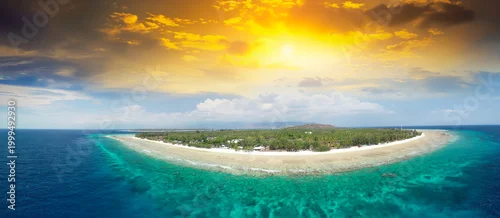 Obraz  z motywem Stunning overhead shot of Gili Trawangan coastline under clear blue sky with crystal clear ocean, coral reefs, and tropical island landscape