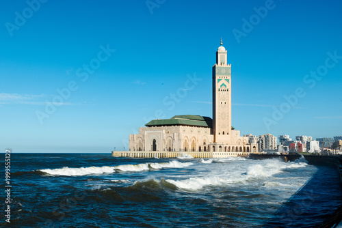 Fotografía scenic view of the Hassan II Mosque, located on the coast of the Atlantic Ocean