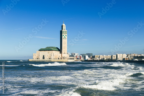 Fotografie scenic view of the Hassan II Mosque, located on the coast of the Atlantic Ocean
