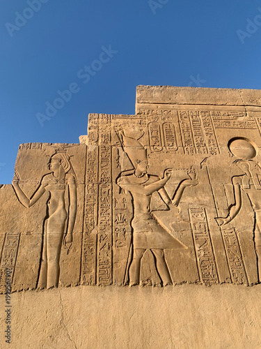 Tableau sur toile Ancient Egyptian Bas-Relief Carving of Pharaoh and Deities at Kom Ombo Temple wi