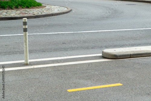 Foto Urban asphalt road with distinct white double lines, a yellow dashed safety stri