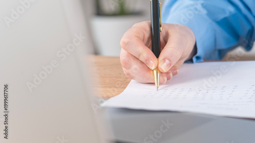 Foto Close-up of a hand holding a black pen