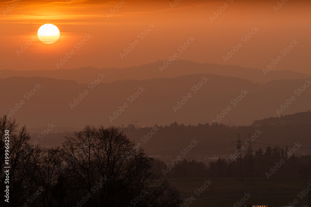 Fototapeta premium Sonnenuntergang über dem Üetliberg