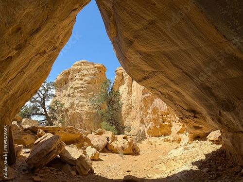 Canvas Print Canyon view through rock archway