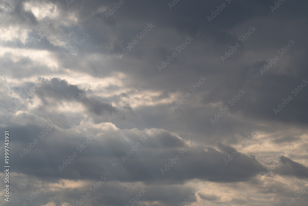 Fototapeta premium Textured cloud layers hug horizon, subtle highlights and drifting formations create depth and contemplative mood, useful for backgrounds, climate storytelling, or film scenes