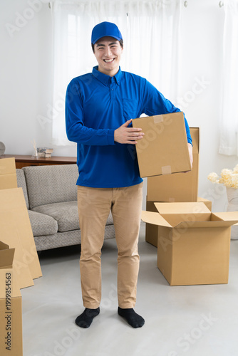 Quadro su tela 引っ越し業務を行う若い男性　ライフスタイルイメージ