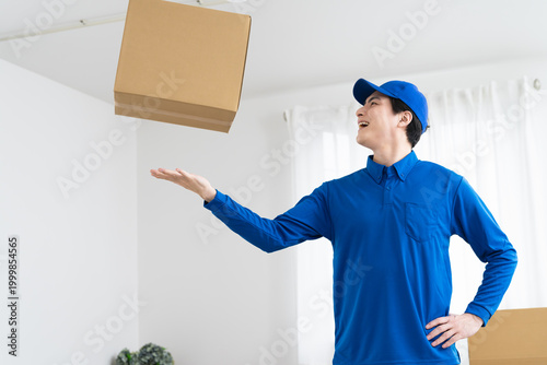 Tableau sur toile 引っ越し業務を行う若い男性　ライフスタイルイメージ