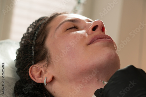 Φωτογραφία Close up of cosmetologist performing facial cosmetic injection on young woman in beauty clinic