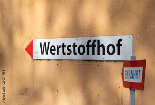Einfahrt des Wertstoffhof Schild zur Müll Recyclinganlage Symbol