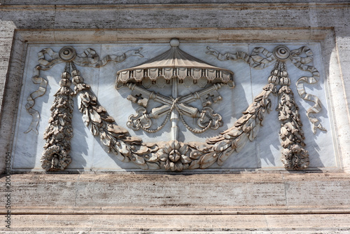 Fotografie Dettaglio di un bassorilievo in marmo raffigurante l'emblema della Sede Vacante
