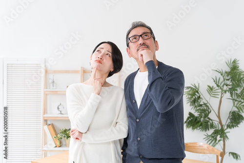 考えるミドル夫婦