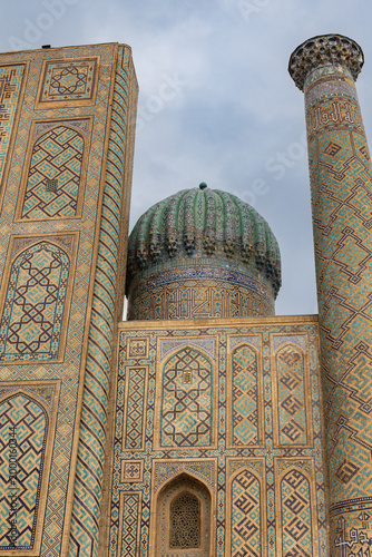Tableau sur toile Ornate turquoise ribbed Dome and minaret of a historic Central Asian Sherdor madrasah façade in Samarkand