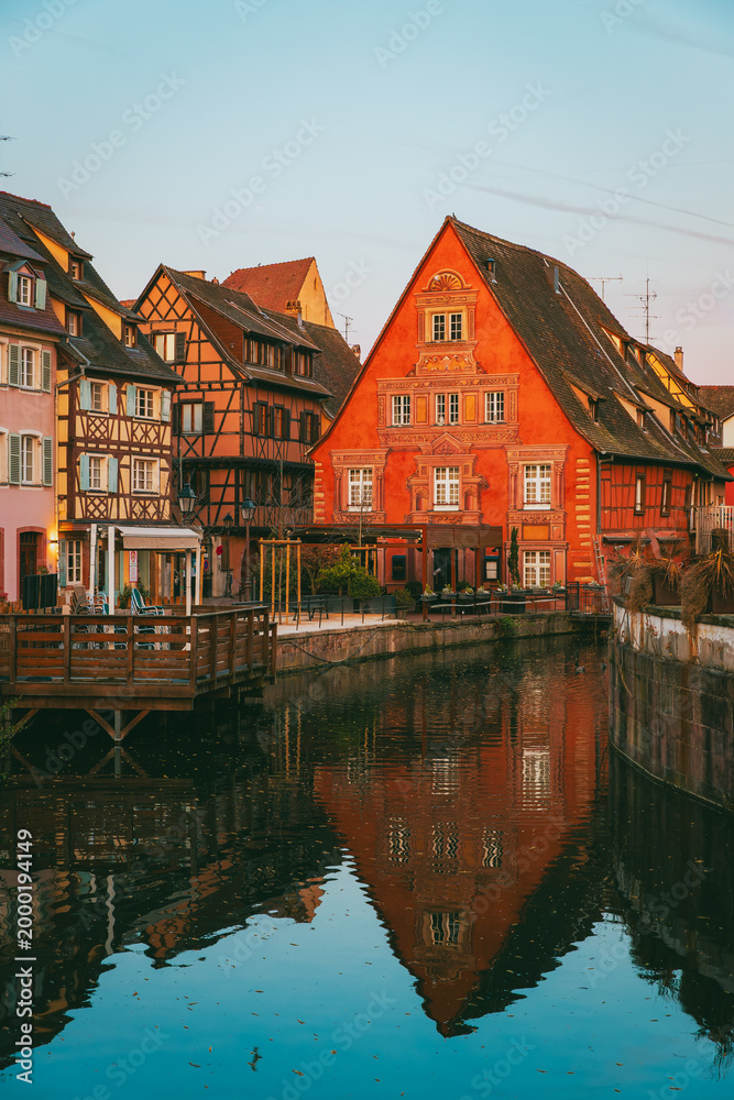 Obraz premium Colmar canal at early morning with rich orange reflection in still water