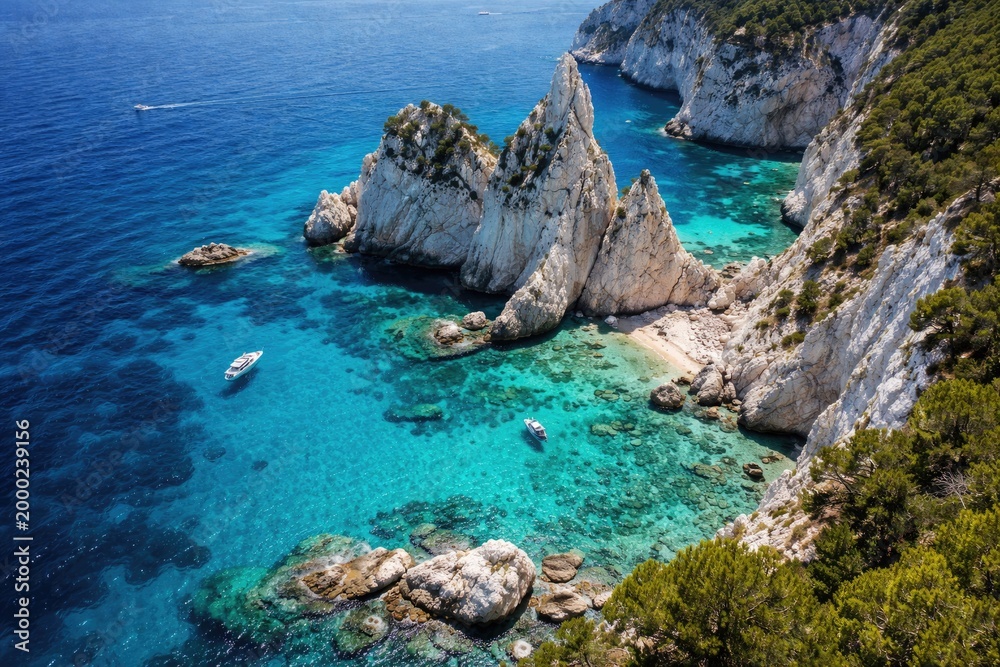 Obraz premium High angle image showcasing pristine white rocks and cliffs encircled by turquoise sea