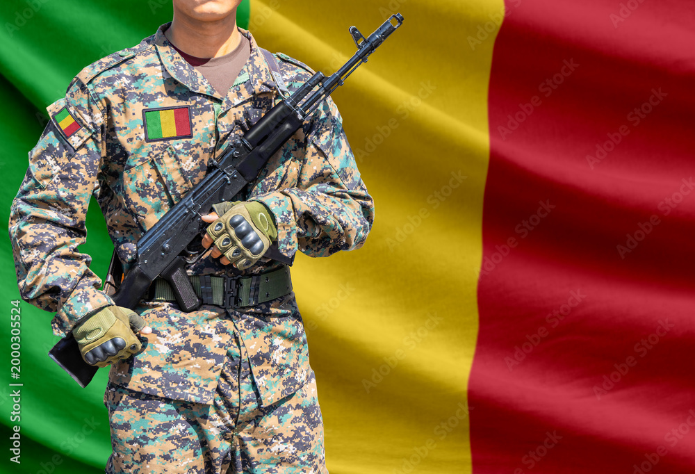 Obraz premium Mali flag with soldier holding assault rifle