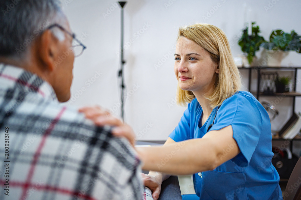 Obraz premium Nurse provides compassionate care to elderly patient