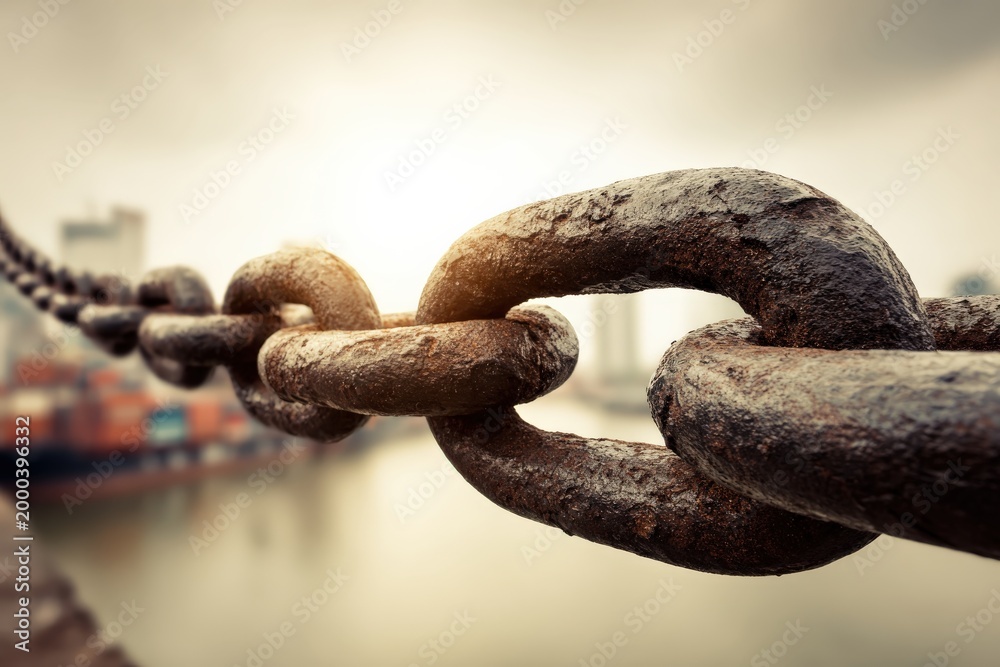 Obraz premium Close up of rusted metal chain links with industrial background