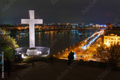 Cuadro en lienzo Spiritual monument large cross in Budapest overlooking the illuminated Danube Ri
