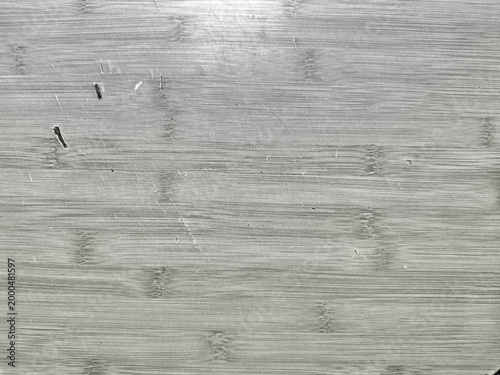 Fotografia worn bamboo cutting board texture with deep knife scratches and dark gashes for