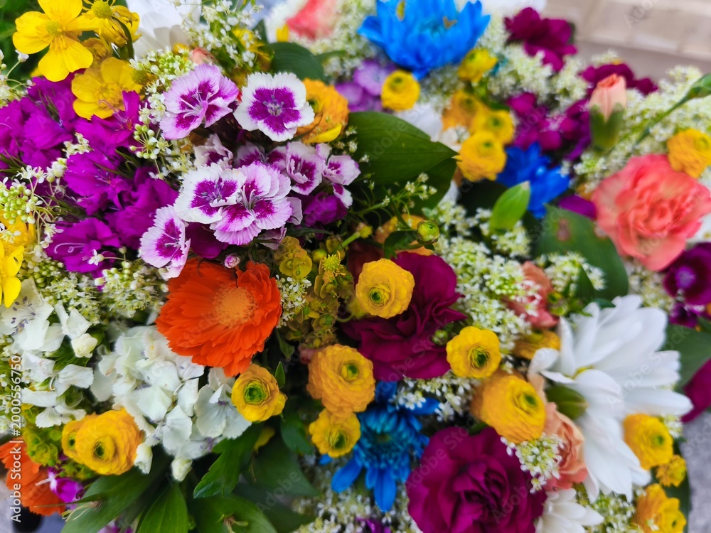 Fototapeta premium Colorful mixed flower bouquet close-up – vibrant spring floral arrangement with roses, daisies and ranunculus