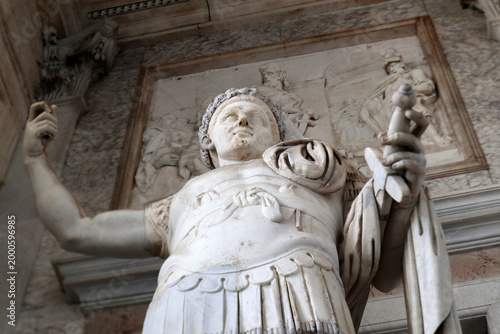Konstfotografi Statua monumentale di imperatore romano in armatura classica, scultura in marmo