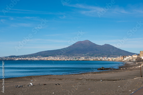 Vesuvio dal golfo di Napoli, vista panoramica mare e città da Castellammare di Stabia