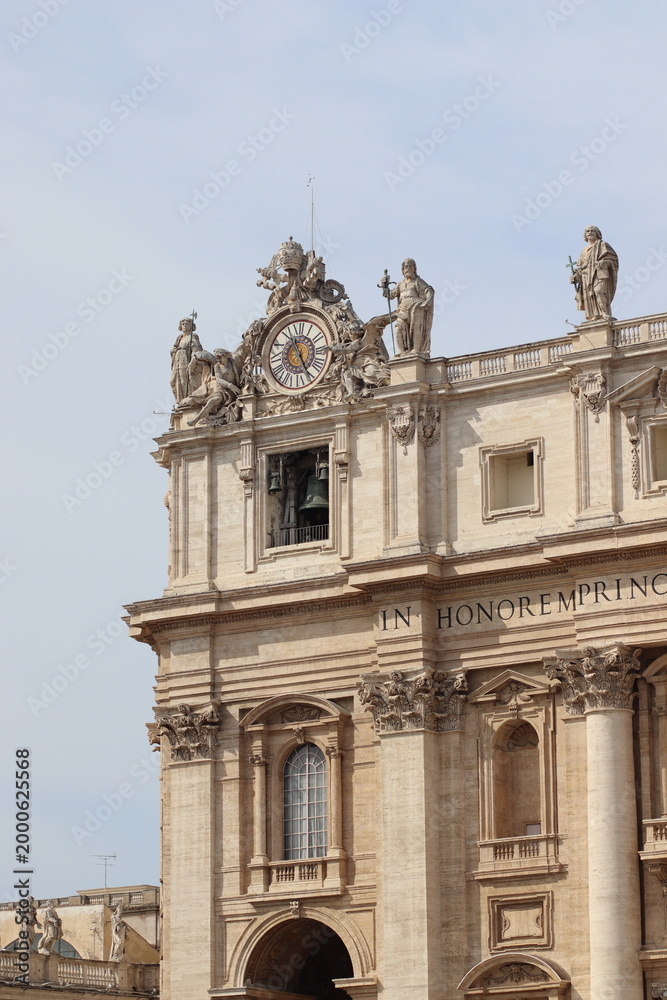 Obraz premium the facade of the church of st peter in rome
