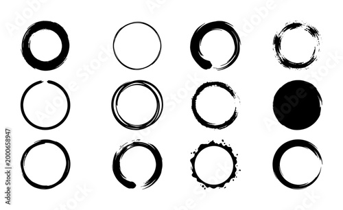 Foto Set of 12 Minimalist Black and White Brush Stroke Circle Silhouettes Featuring E
