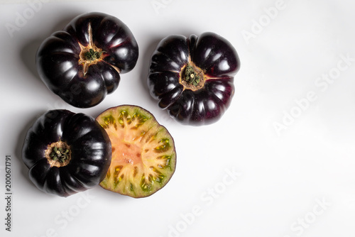 Canvas Print Toma aérea de tomates negros Indigo Rose, incluyendo un corte transversal que muestra su estructura interna