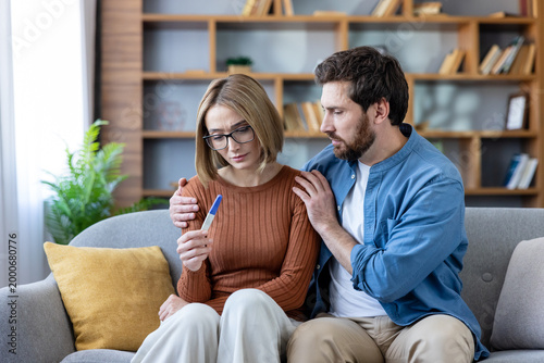 Foto Couple getting devastating news from a negative at-home pregnancy test, a man co
