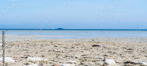 Foto Exposed lakebed displaying low water levels at lake constance