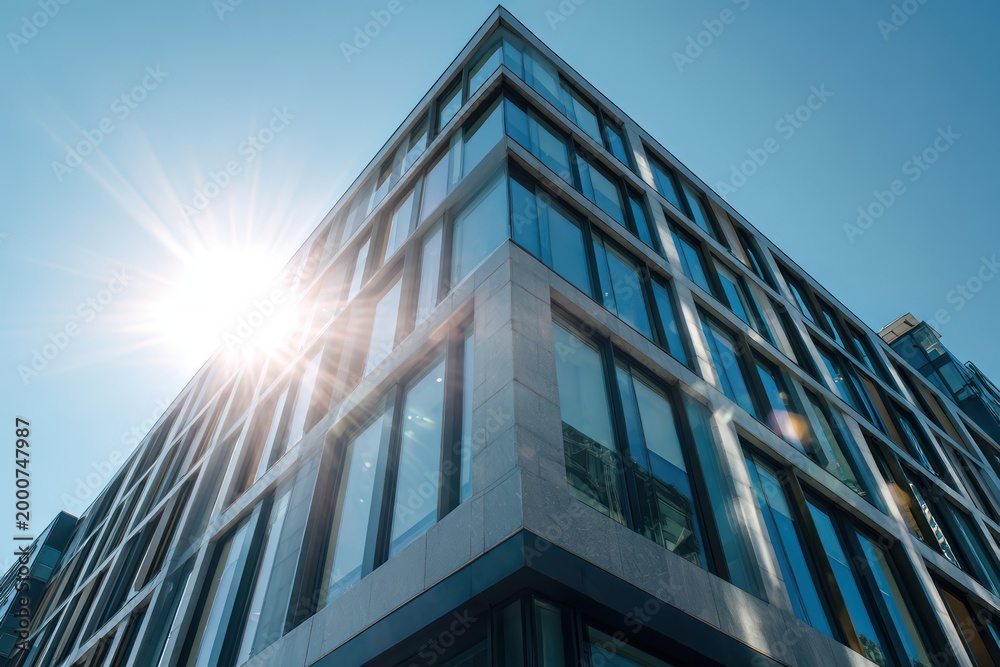Obraz premium Sleek modern building reflecting bright sky