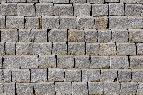 Foto Grey granite cobblestones forming textured retention wall