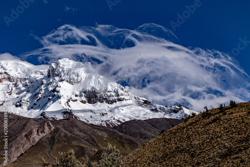 Paisaje andino con el volcán Chimborazo 