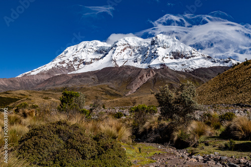 Chimborazo  bailando con finas nubes que se forman por el viento 