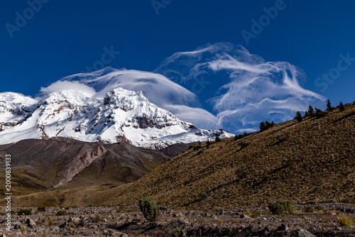 Chimborazo  bailando con finas nubes que se forman por el viento 