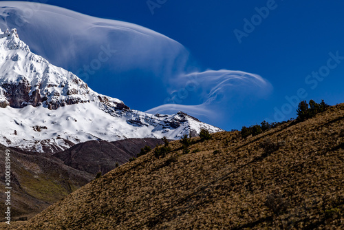 Chimborazo  bailando con finas nubes que se forman por el viento 