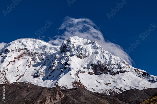 Chimborazo  bailando con finas nubes que se forman por el viento 