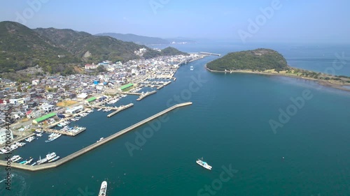 【ドローン空撮】淡路島・由良港の防波堤と穏やかな海峡を望む絶景