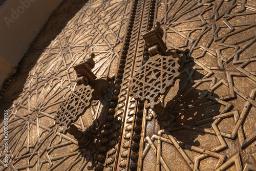 Foto Ornate golden brass door of the Royal Palace of Fes, Morocco, featuring intricat