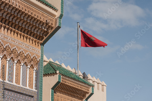 Tableau sur toile Moroccan flag flying over Dar al Makhzen, an iconic royal palace in Fes, showcas