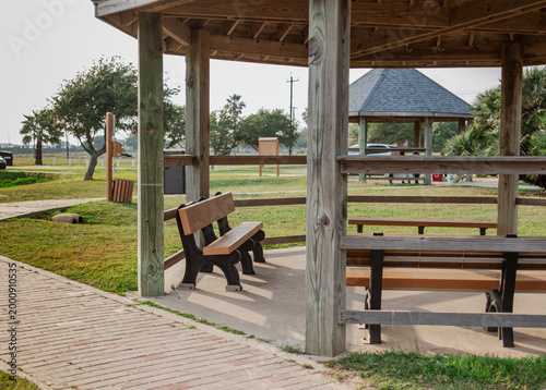 Fotografie wooden gazebo with seating in the park