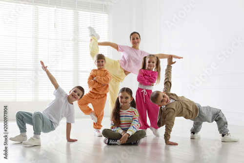 Quadro em tela Professional dance teacher training children in studio