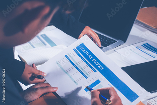 Foto Professional photo of a person's hands reviewing a contract or legal document on